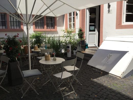 Gleich zwei Außenbereiche bietet das Bergschön: Direkt auf dem Kirschgarten und im lauschigen Innenhof.