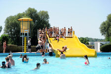 Große gelbe Rutsche im Freibad Maaraue