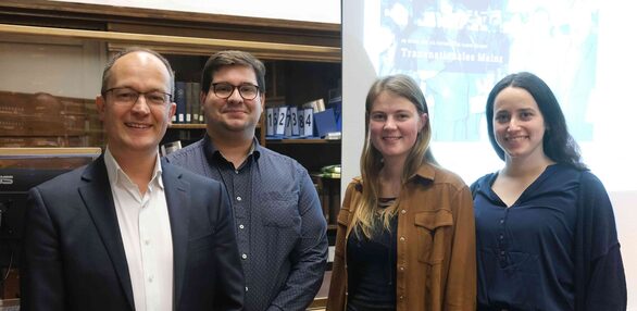 Dr. Andreas Linsenmann und die Studierenden Oliver Alaoui, Lea Völpel und Friederike Seiler bei der Vorstellung des Seminarthemas im Stadtarchiv Mainz