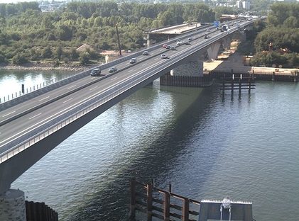 Der fertige Teil der neue Schiersteiner Brücke im Vordergrund.