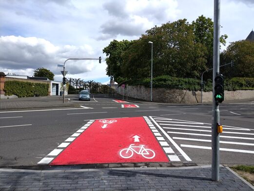 Die neu eingerichtete Ampel und Bordsteinabsenkung lassen den Radverkehr geradewegs kreuzen.