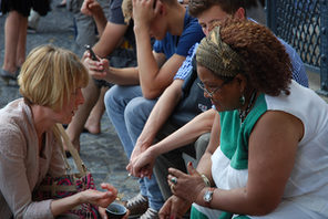 Zwei Frauen unterhalten sich © Landeshauptstadt Mainz