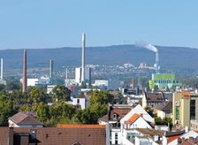 Blick auf das Mombacher Indurstriegebiet mit Schornsteinen