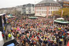 Wenn am Fastnachtsbrunnen die Vierfarb-Fahnen gehisst sind, wird das närrische Grundgesetz verkündet