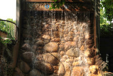 Bildergalerie Brunnenanlagen Grüne Brücke Über den Feldbergplatz geht es weiter in Richtung "Grüne Brücke", welche die Rheinallee überquert. Hier sprudelt fröhlich der "Mainzer Wasserfall".