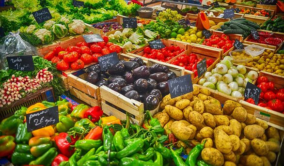 Bunte Lebensmittelvielfalt an einem Marktstand