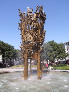 Fastnachtsbrunnen mit dem Schillerplatz im Hintergrund