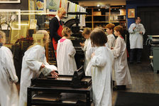 Kinder beim Drucken im Druckladen