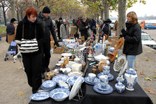 Krempelmarktbesucher am Rheinufer