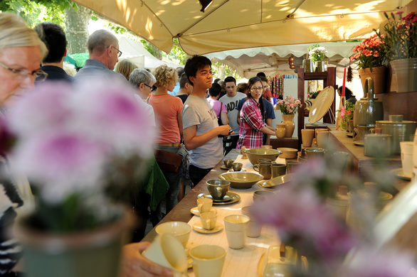 Auf dem Künstlermarkt reiht sich Stand an Stand.