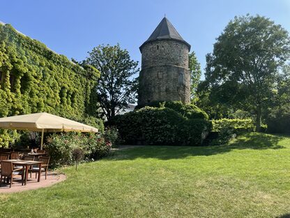 Außengelände mit Alexanderturm