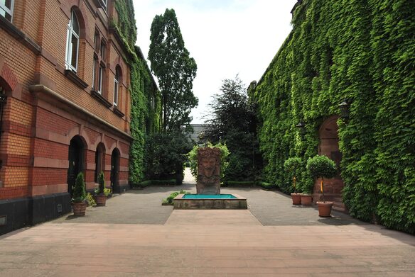 Außenansicht mit Baccusbrunnen