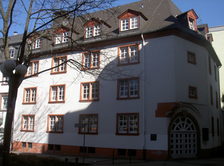 Algesheimer Hof im Halbschatten