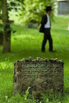 Besucher auf dem alten jüdischen Friedhof "Judensand".