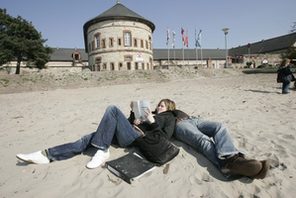 Junge Leute am Sandstrand vor der Reduit Kastel. © Landeshauptstadt Mainz