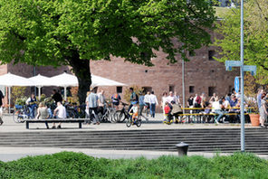 Menschen auf der Malakoff-Terrasse © Kristina Schäfer