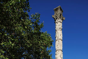 Römische Jupitersäule vor blauem Himmel © Carsten Costard