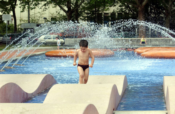 Spielen im Wasser auf dem Goetheplatz