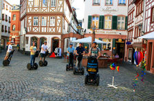 Mehrere Segway-Fahrer im Kirschgarten