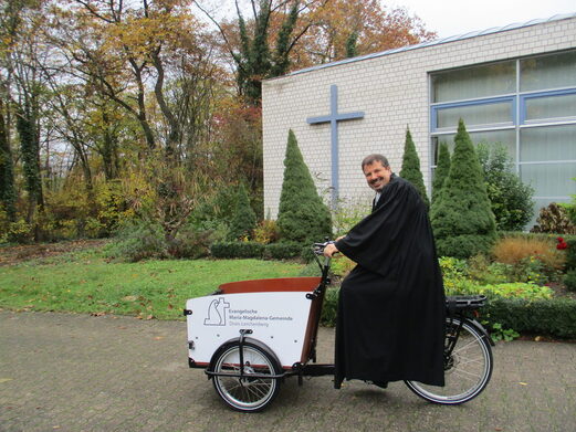 aus der Fotoreihe: Im Kleinen damit beginnen, etwas für Klima und Umwelt zu tun. // Die evangelische Gemeinde Drais-Lerchenberg ist auf dem Weg zu einem kirchlichen Umwelt-Zertifikat, dem „Grünen Hahn“. Der Pfarrer fährt in den beiden Stadtteilen mit dem E-Lastenrad und gutem Beispiel voran.