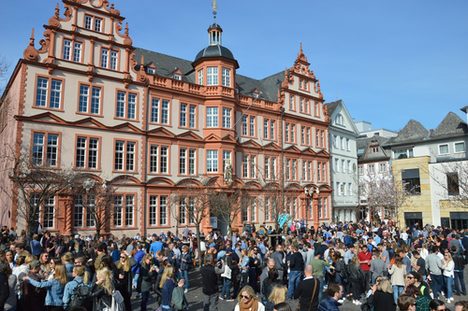 Menschentraube vor dem Haus zum Römischen Kaiser