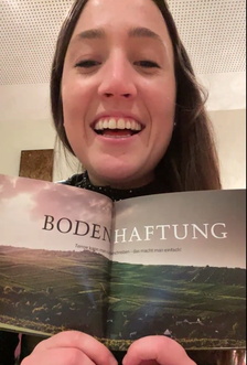 Victoria Bretz mit einem Buch