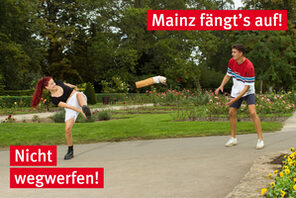 Eine junge Frau wirft einen übergroße Zigarettenkippe wie einen Ball. © Landeshauptstadt Mainz/dreivorzwölf Marketing, Foto: Carsten Costard